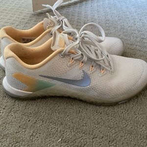 Nike Womens Metcon Size 8.5 White